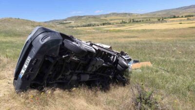 Çorum’un Sungurlu ilçesinde meydana gelen trafik kazasında, şarampole devrilen bir