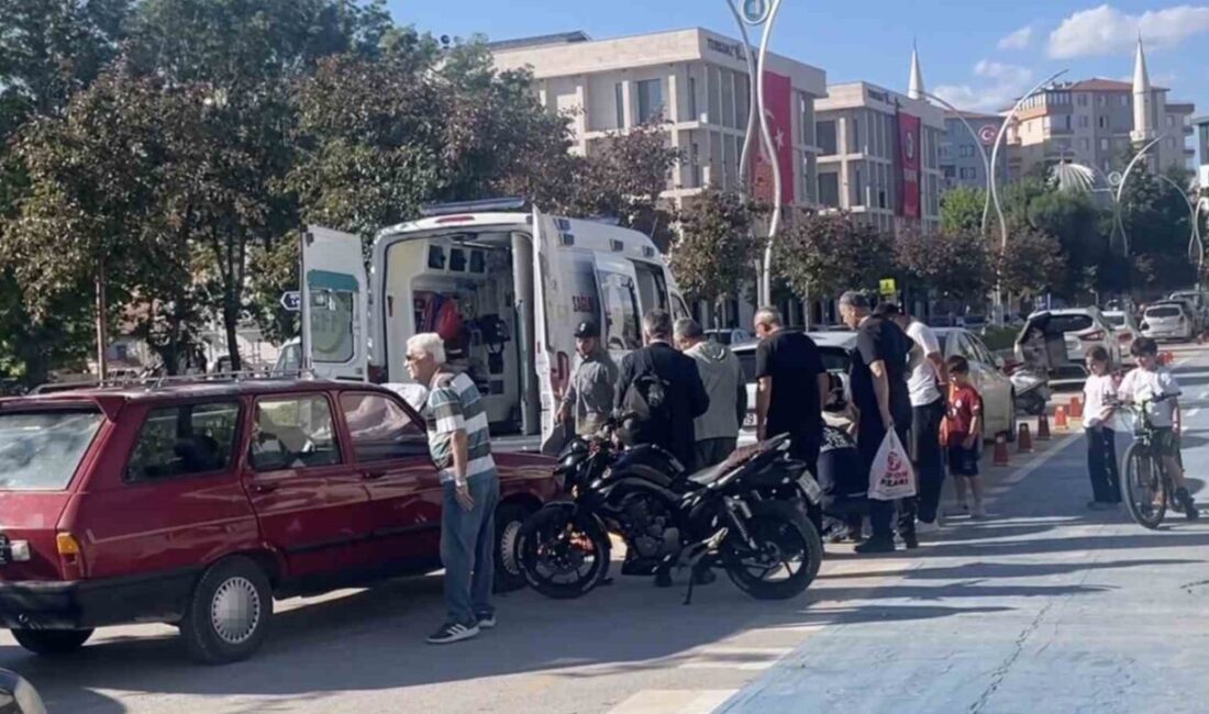Çorum’da bir motosiklet sürücüsü, bir otomobil ile çarpışma sonucu yaralandı.