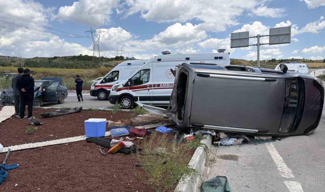 Çorum’da bir kavşakta meydana gelen trafik kazasında, otomobil ile hafif