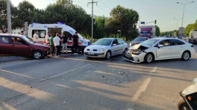 Adapazarı ilçesinde, D-650 karayolunda meydana gelen trafik kazasında, iki otomobilin