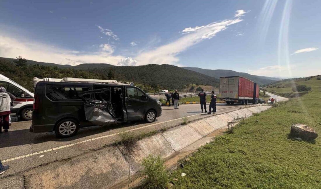 Çorum’un Kargı ilçesinde meydana gelen trafik kazasında, kamyonun kayan römorkunun