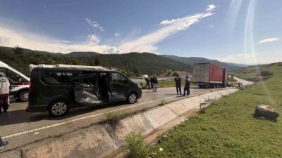 Çorum’un Kargı ilçesinde meydana gelen trafik kazasında, kamyonun kayan römorkunun