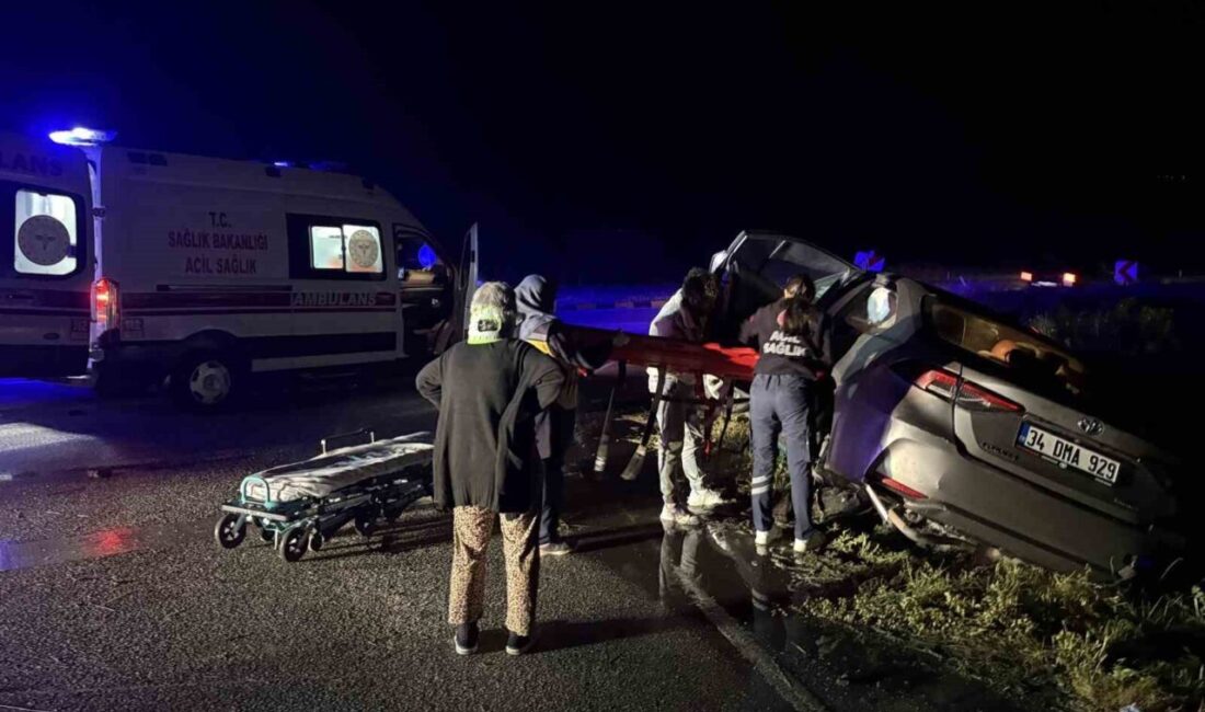 Kastamonu’nun Tosya ilçesinde meydana gelen trafik kazasında otomobilin refüje çarpması