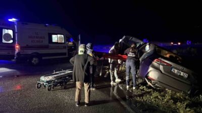 Kastamonu’nun Tosya ilçesinde meydana gelen trafik kazasında otomobilin refüje çarpması