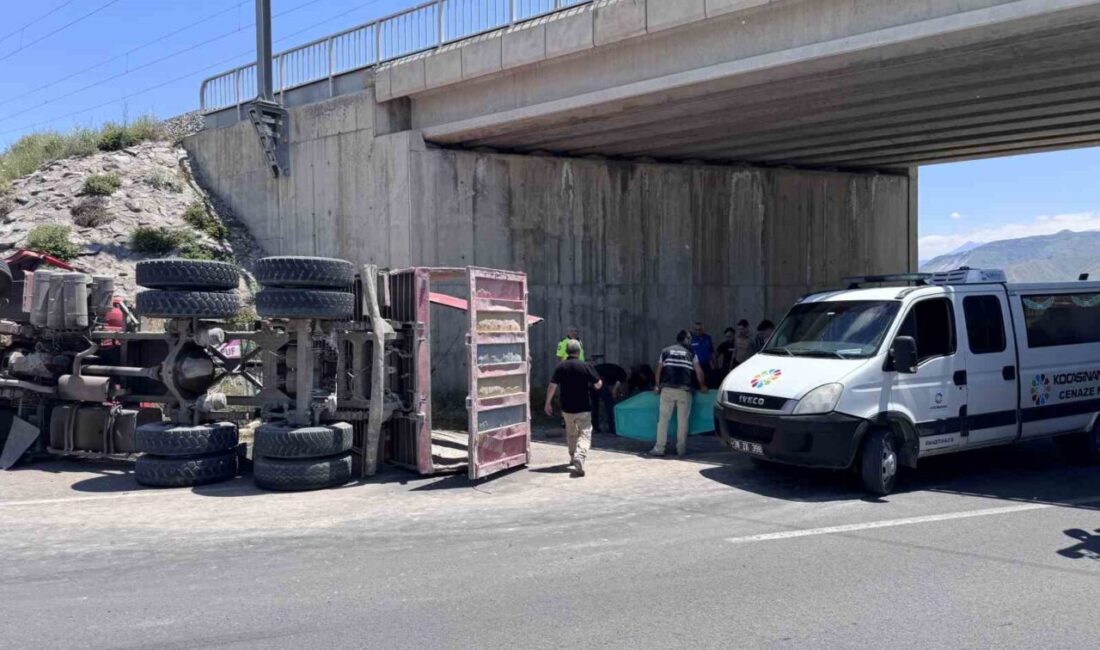 Kayseri’de meydana gelen bir trafik kazasında, bir kamyonun damperinin açılması