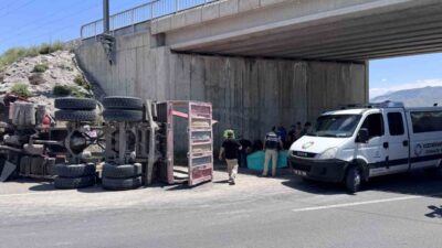 Kayseri’de meydana gelen bir trafik kazasında, bir kamyonun damperinin açılması