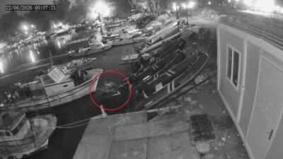 Hatay’ın Payas ilçesinde bir adamın denize düşerek can verme anları