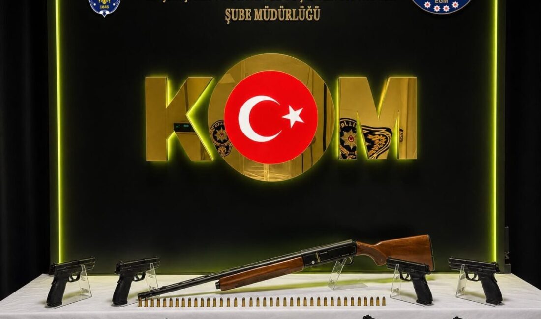 Denizli İl Emniyet Müdürlüğü ekipleri tarafından gerçekleştirilen operasyonda kaçak silah