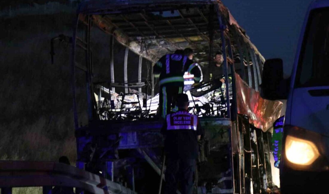 Denizli-Aydın Otoyolu Sarayköy ilçesinde meydana gelen feci kazada, yolcu otobüsünün