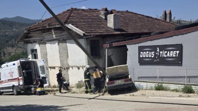 Denizli’nin Beyağaç ilçesinde, bir otomobilin kontrolden çıkıp iş yerinin depo