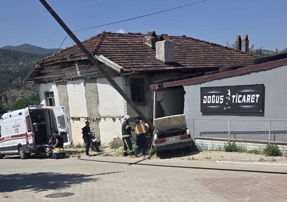 Denizli’nin Beyağaç ilçesinde, bir otomobilin kontrolden çıkıp iş yerinin depo