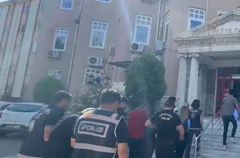 Didim ilçesinde faaliyet gösteren bir fuhuş şebekesine yönelik düzenlenen operasyonda
