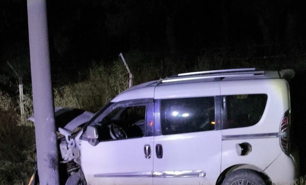 Keşan ilçesinde meydana gelen trafik kazasında, hafif ticari aracın direğe