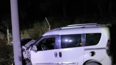 Keşan ilçesinde meydana gelen trafik kazasında, hafif ticari aracın direğe