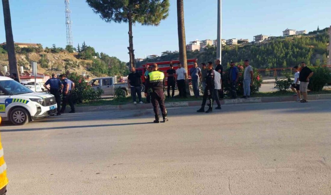 Mersin’in Mut ilçesinde bir motosiklet sürücüsünün refüjdeki trafik levhası direğine