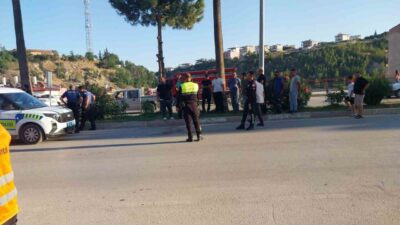 Mersin’in Mut ilçesinde bir motosiklet sürücüsünün refüjdeki trafik levhası direğine