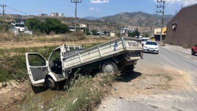 Aydın’ın Efeler ilçesinde meydana gelen trafik kazasında sürücü kontrolü kaybederek