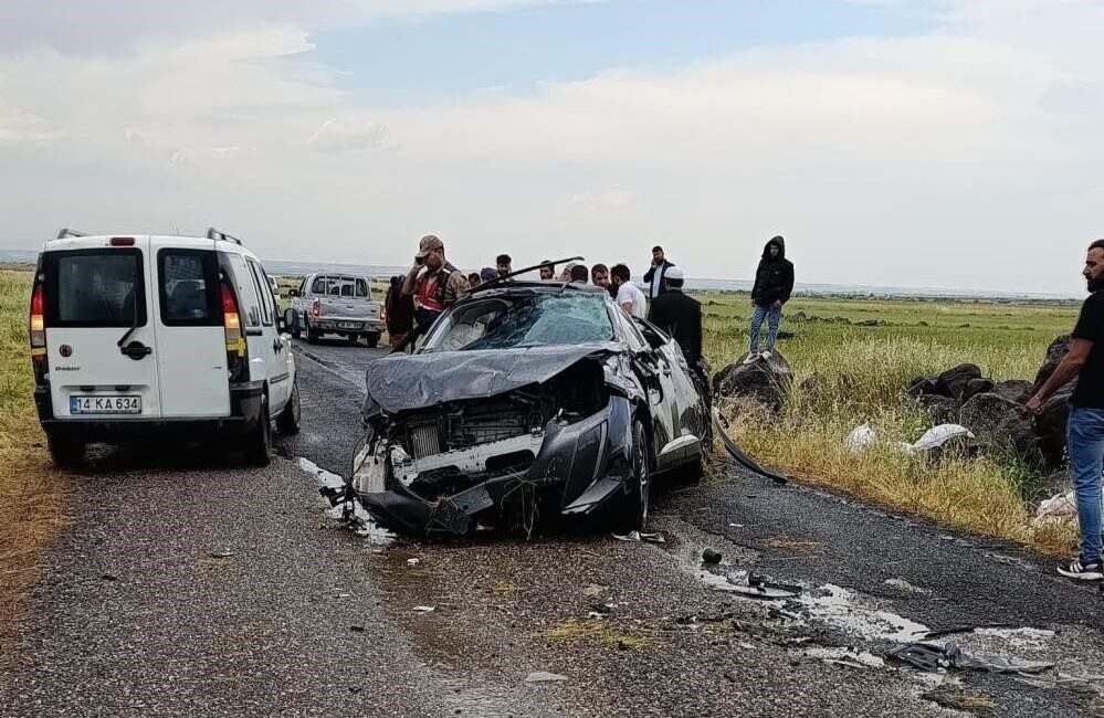 Diyarbakır’ın Çınar ilçesinde nişan dönüşü meydana gelen ve sürücünün direksiyon