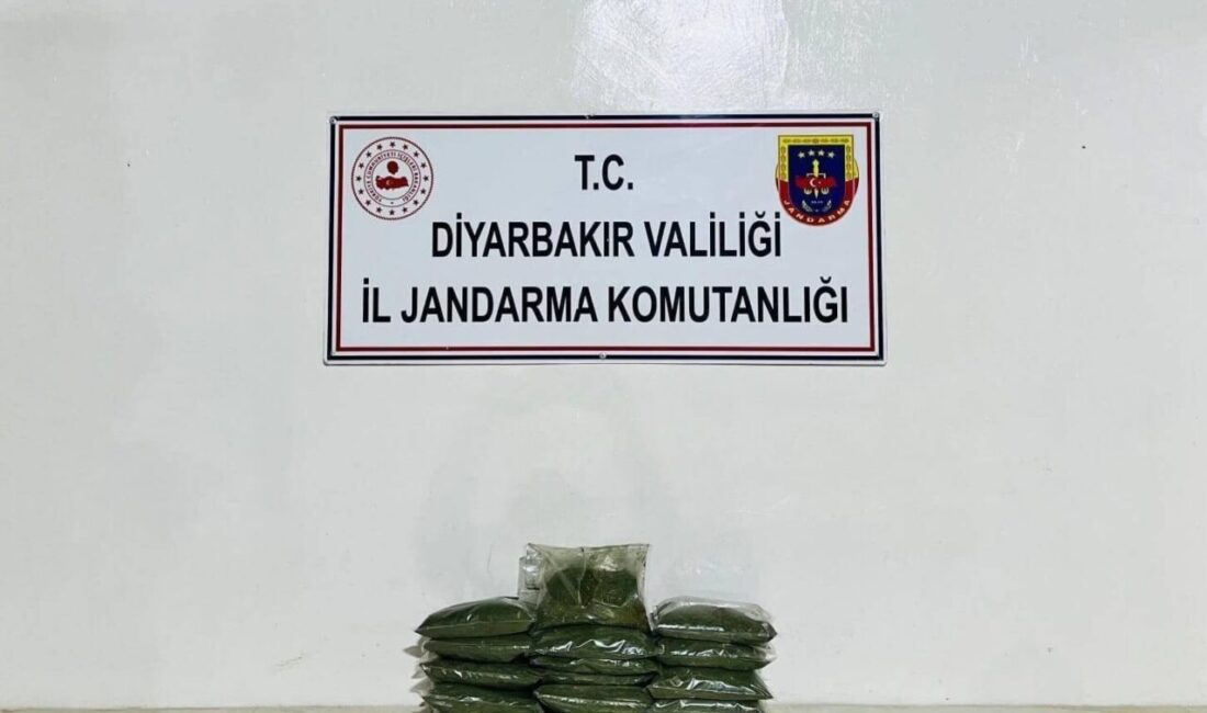 Diyarbakır ilindeki jandarma ekipleri tarafından gerçekleştirilen operasyonlarda 21 kilogram esrar