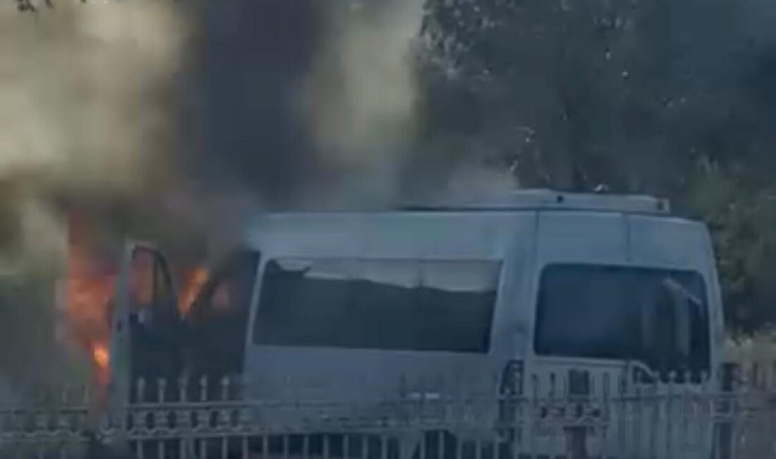 Diyarbakır’ın merkez Yenişehir ilçesinde Aziziye Mahallesi’nde seyir halindeki bir minibüs