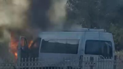 Diyarbakır’ın merkez Yenişehir ilçesinde Aziziye Mahallesi’nde seyir halindeki bir minibüs