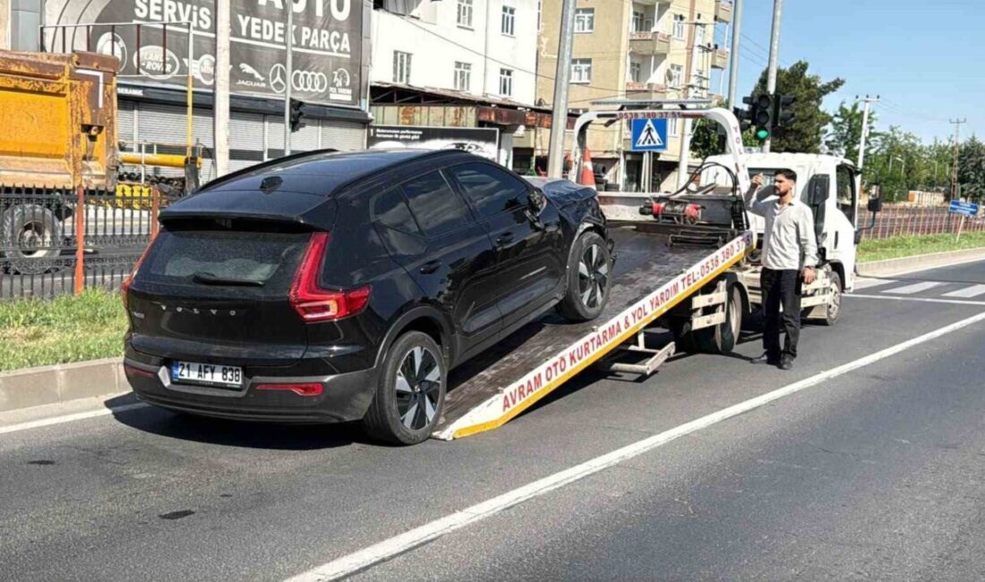 Diyarbakır’da, Sanayi Camii yakınlarında yaşanan bir trafik kazasında, yolun karşısına