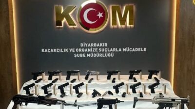 Diyarbakır’da polis ekipleri, bir otomobilde yaptıkları aramada gizli bölmelerden çok