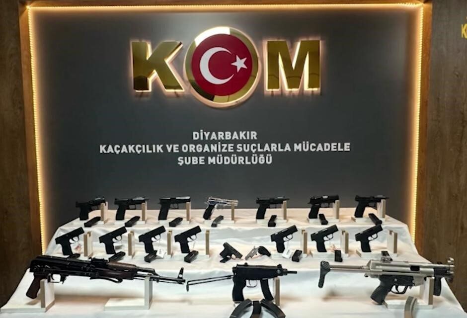 Diyarbakır’da polis ekipleri, bir otomobilde yaptıkları aramada gizli bölmelerden çok
