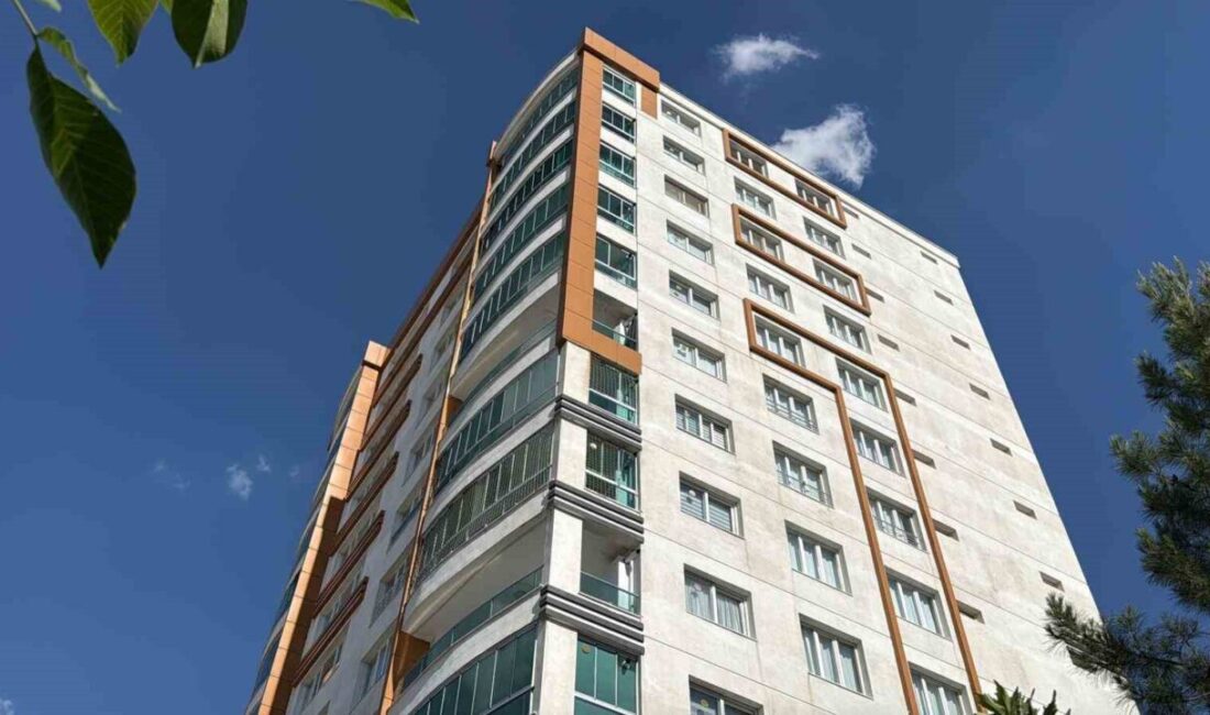 Diyarbakır’ın Kayapınar ilçesinde bir çocuğun evinin balkonundan atlayarak hayatını kaybettiği