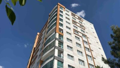 Diyarbakır’ın Kayapınar ilçesinde bir çocuğun evinin balkonundan atlayarak hayatını kaybettiği