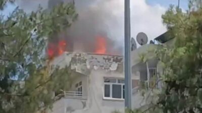Diyarbakır’ın Bağlar ilçesinde bir apartmanın çatısında meydana gelen yangın korku