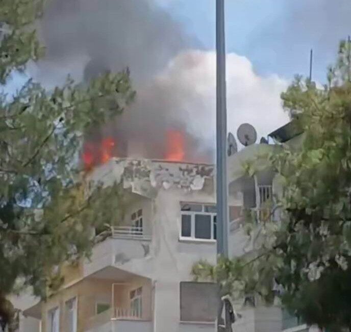 Diyarbakır’ın Bağlar ilçesinde bir apartmanın çatısında meydana gelen yangın korku