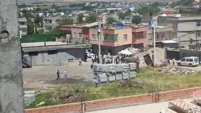 Diyarbakır’ın Sur ilçesinde meydana gelen bir olayda, taşlı, sopalı ve