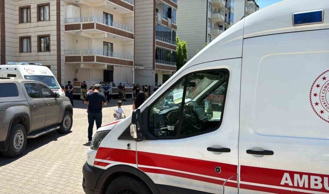 Diyarbakır’da bir apartman dairesinde çıkan yangın, itfaiye ekiplerinin hızlı müdahalesiyle