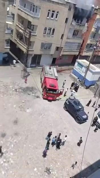 Diyarbakır’ın Bağlar ilçesinde bulunan bir apartmanın en üst katında yangın