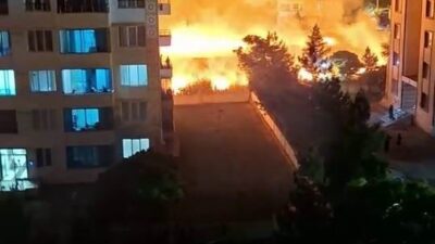 Diyarbakır’ın Bağlar ilçesinde, apartmanların arasındaki boş arazide bulunan kurumuş otların