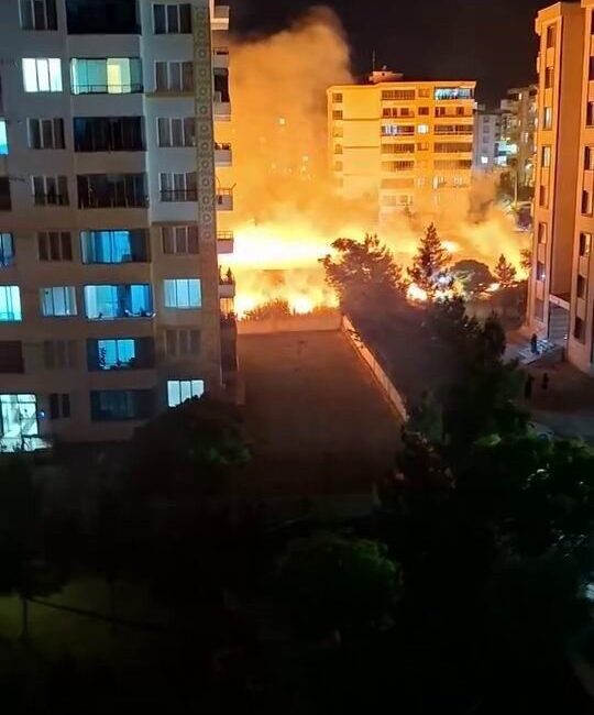 Diyarbakır’ın Bağlar ilçesinde, apartmanların arasındaki boş arazide bulunan kurumuş otların