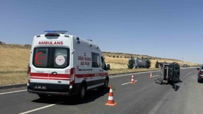 Diyarbakır’ın Çınar ilçesinde aynı yönde seyreden bir otomobil ile hafif