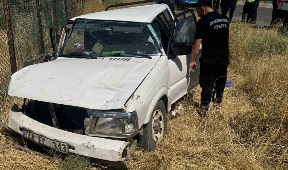 Diyarbakır’ın Ergani ilçesinde, bir sürücünün kontrolünü kaybettiği pikap aracın yoldan