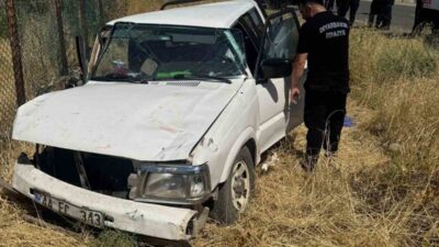 Diyarbakır’ın Ergani ilçesinde, bir sürücünün kontrolünü kaybettiği pikap aracın yoldan