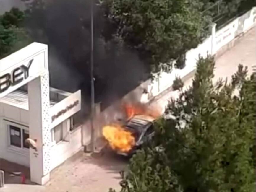 Diyarbakır’ın Bağlar ilçesinde, Bağcılar Mahallesi’nde seyir halindeki bir otomobil aniden