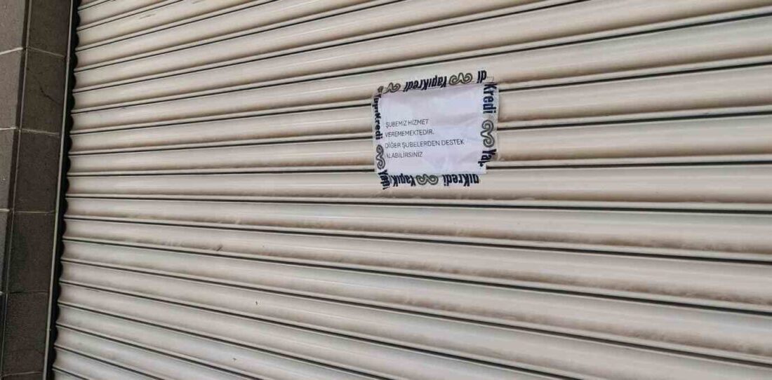 Diyarbakır’ın Sur ilçesinde bulunan Yapı Kredi Bankası Şubesi, kimliği belirsiz