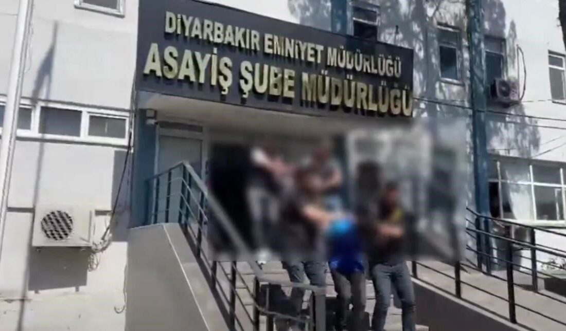 Diyarbakır’ın Sur ilçesinde bulunan Yapı Kredi Bankası şubesine gerçekleştirilen silahlı