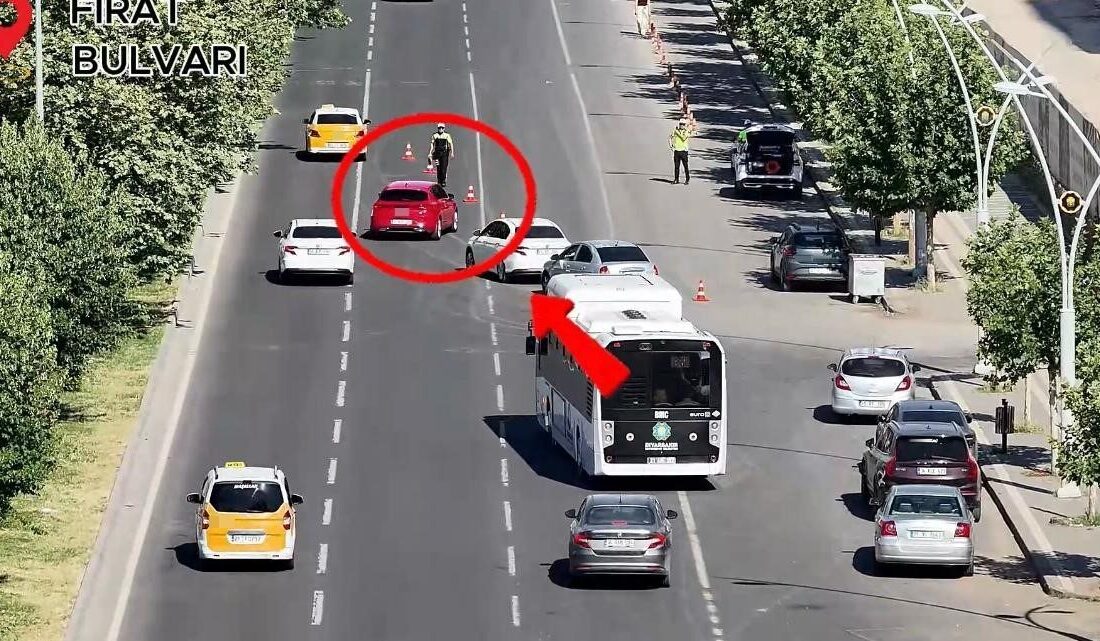 Diyarbakır’da trafik polisleri tarafından, yayalara yol vermeyen araçlara yönelik denetimler
