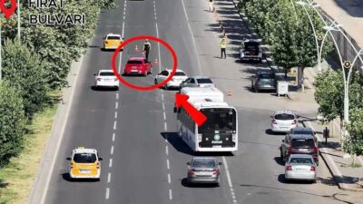 Diyarbakır’da trafik polisleri tarafından, yayalara yol vermeyen araçlara yönelik denetimler