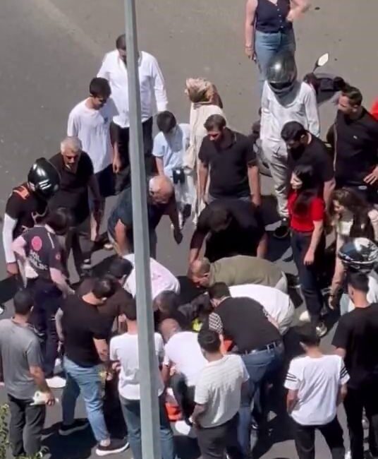 Diyarbakır’ın Kayapınar ilçesinde bir çocuk, yolun karşısına geçmeye çalışırken bir