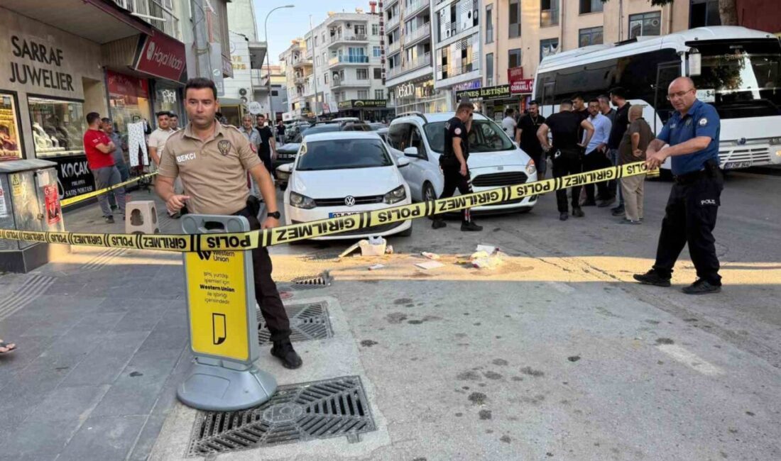 Serik ilçesindeki bir pastaneden doğum günü pastası alan bir kişi,
