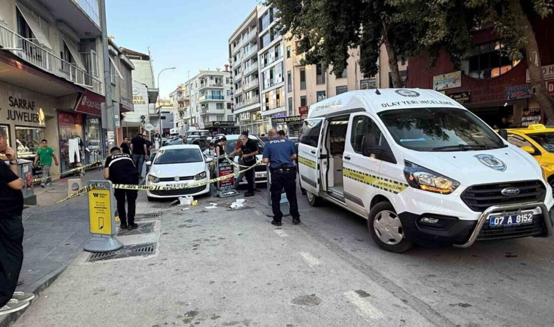 Serik ilçesinde bir pastaneden alınan doğum günü pastasını araca götürürken