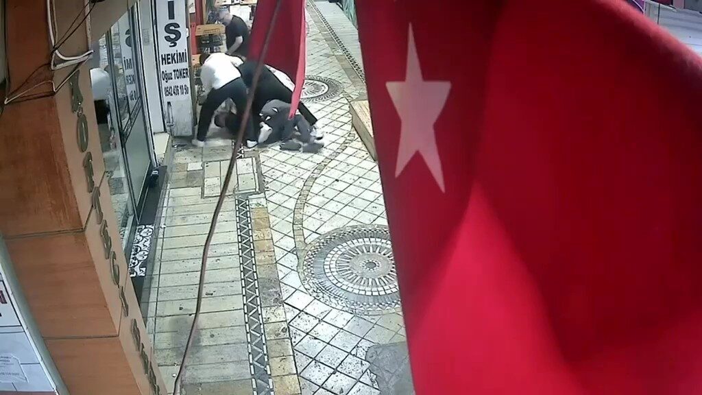 İzmit ilçesindeki Kapanönü Çarşısı’nda meydana gelen olayda, bir kişi dört