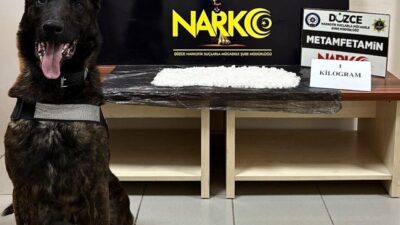 Düzce’de polis tarafından gerçekleştirilen operasyonda, 1 kilogram metamfetamin ele geçirilerek